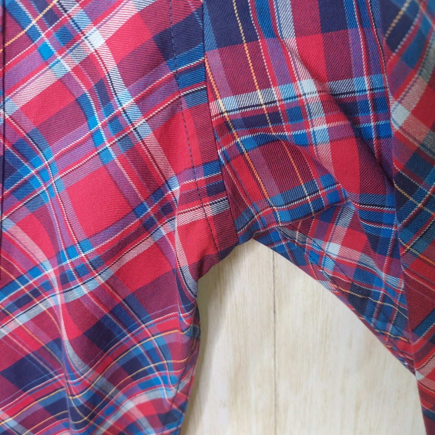 Tommy Hilfiger Men's Plaid Button Up Size Medium Blue Red Plaid Long Sleeve