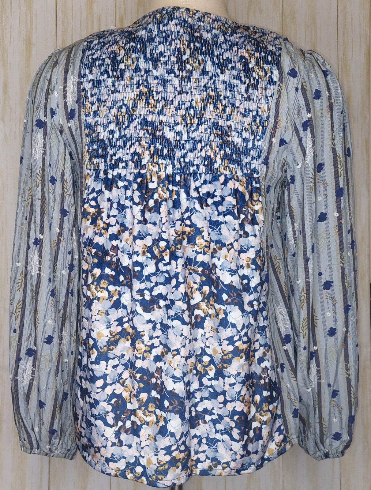 Voy Womens Top Size Small Gray & Blue Floral Boho Long Sleeve Nwt
